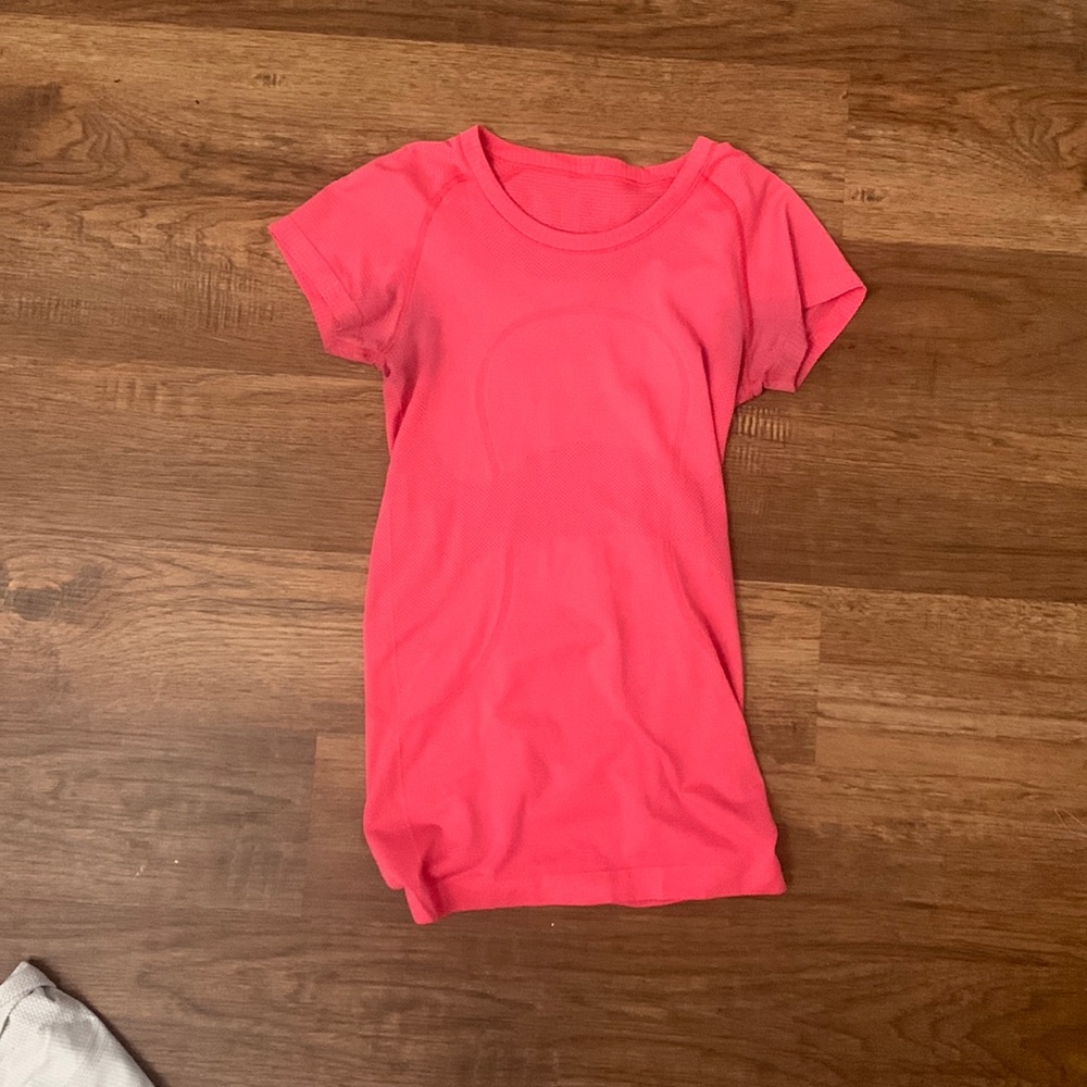 Lululemon Swiftly Tech Short Sleeve - Size 4